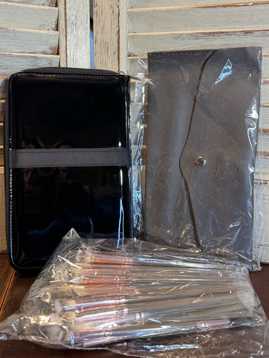 IT Brushes ULTA Zip Case and 15pc Brush Set Bundle New - Picture 3 of 9